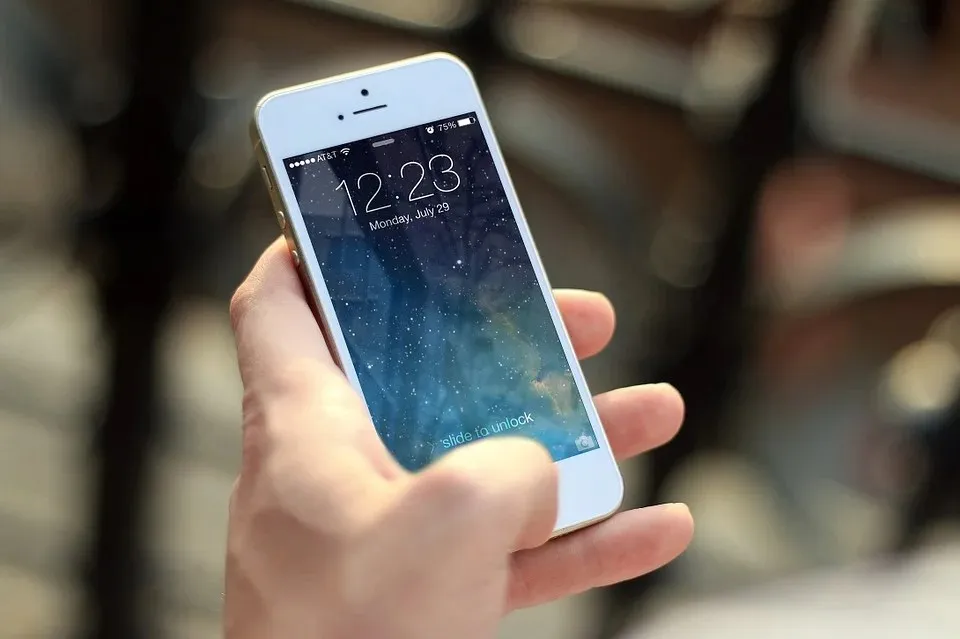 Hand hält ein Smartphone