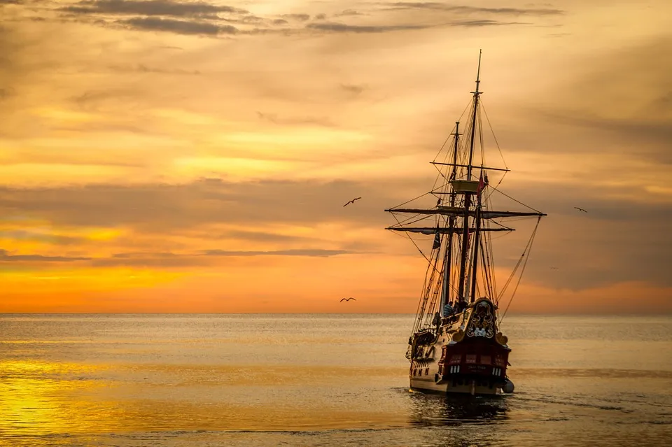 Segelschiff auf dem Meer im Abendrot