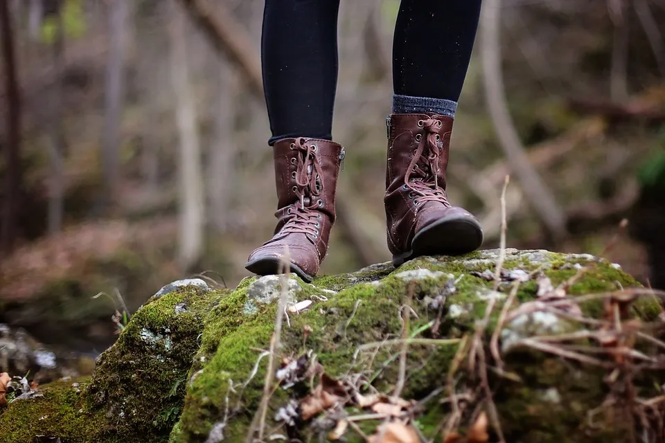 Wanderstiefel auf einem bemoosten Stein im Wald