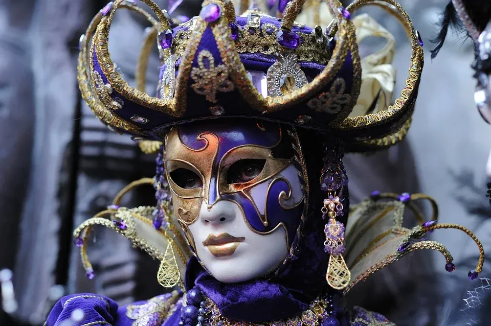 Venezianische Maske in Violett und Gold
